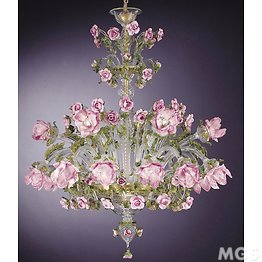 Chandelier avec des fleurs en verre rose coller à dix-huit lumières