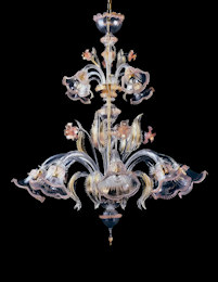 Lustre en cristal avec détails de la décoration d'or en rose