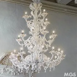 Blanc laiteux et lustre en cristal