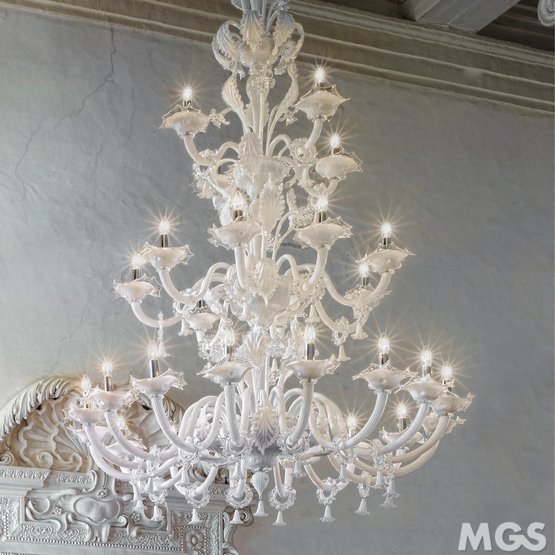 Lustre Giustinian, Blanc laiteux et lustre en cristal