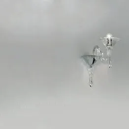 Applique en verre avec une lumière