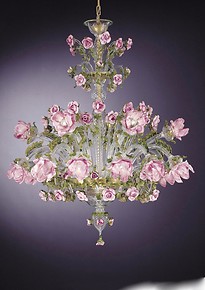 Chandelier avec des fleurs dans les pâtes rose avec trois lumières