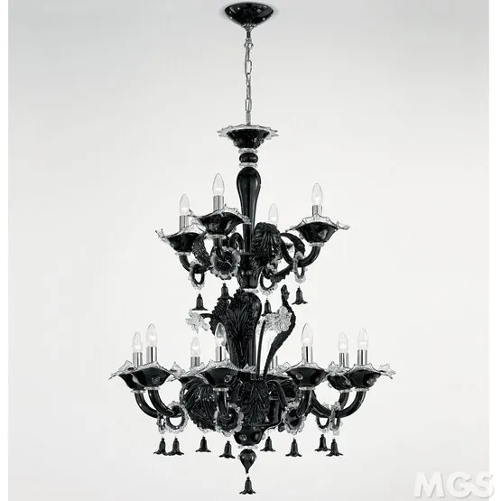 Lustre Giustinian, Lustre noir à douze lumières et de cristal