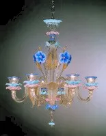Lustre en cristal orné de couleur blanche or.