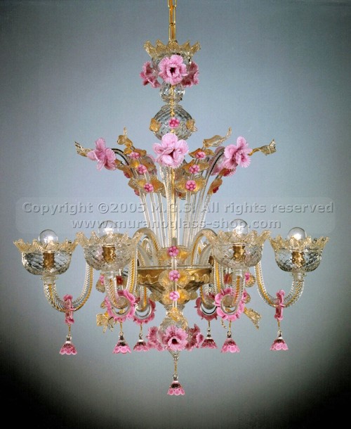 lustres de Murano série 095, Lustre en cristal à décor or et des pâtes a augmenté de six lumières.