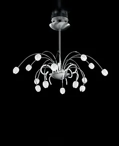 Lustre en métal avec tasses de lait blanc