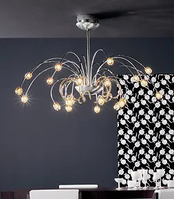 Lustre en métal avec tasses de lait blanc