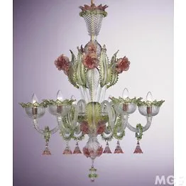 chandelier vert et décoration d'or