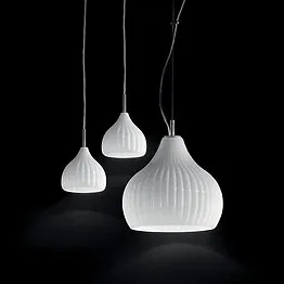 Lampe moderne en suspension dans le lait blanc