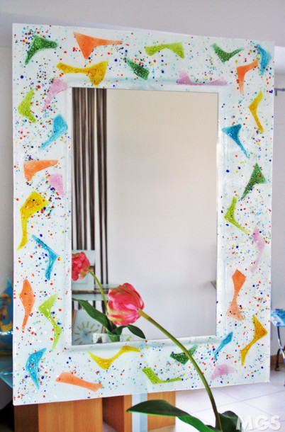 Miroir coloré, Miroir contemporain blanc avec des tuiles colorées