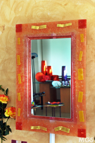 Miroir coloré, Miroir moderne de couleur saumon avec des cartes d'or