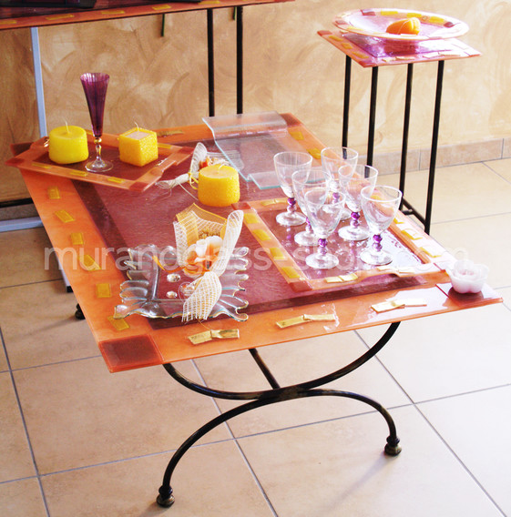 Série de meubles en verre de 30, Saumon table en verre avec des tuiles d'or