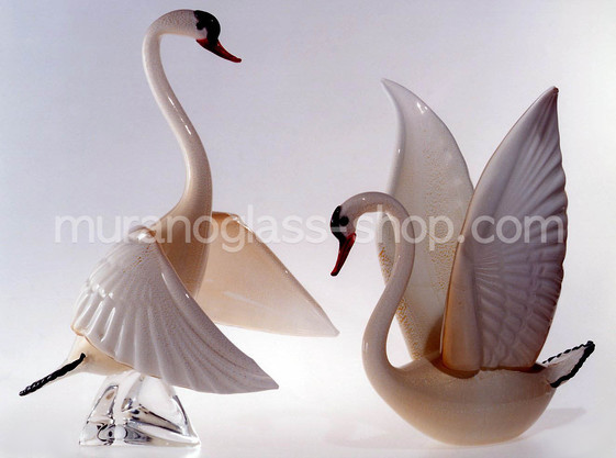 Milky white swan, Swan avec base