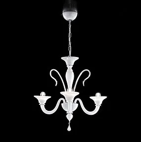 Lustre avec trois lumières de couleur blanche