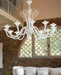 Lustre à douze lumières dans le lait blanc