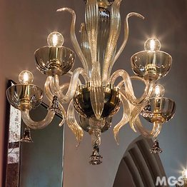 Lustre dans le lait blanc et cristal