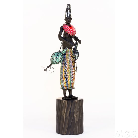 Masai, Femme masaï avec amphores