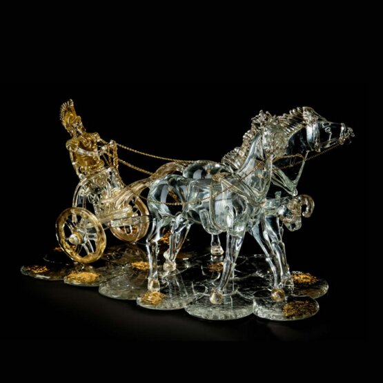 Char avec des chevaux, Char en cristal et or 24 carats avec chevaux sur socle