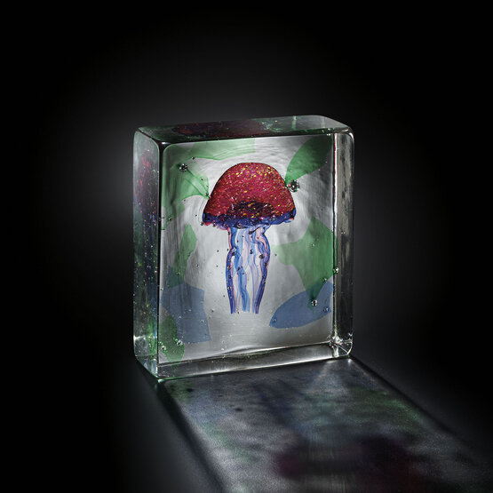 Aquarium avec méduses, Méduse rouge à l'intérieur d'un bloc de cristal