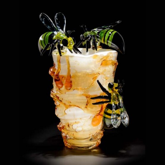 Vase en nid d'abeille, Vase en nid d'abeille avec des abeilles