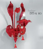 Applique avec une lumière de couleur rouge.
