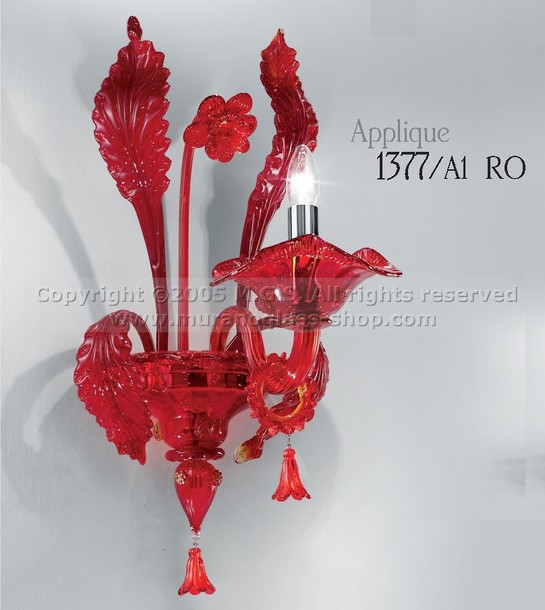 Applique 1377, Applique avec une lumière de couleur rouge.
