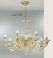 Chandelier d'or huit lumières.