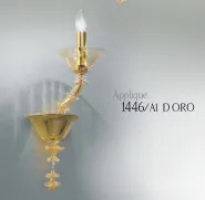 un mur de lumière de cristal d'or de décoration en métal doré.