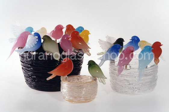 Oiseaux sur le nid, Nid d'oiseaux de rose