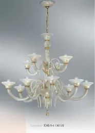 Lustre à douze lumières dans la décoration du verre ambre