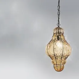 Lanterne couleur ambre avec finitions en acier brut